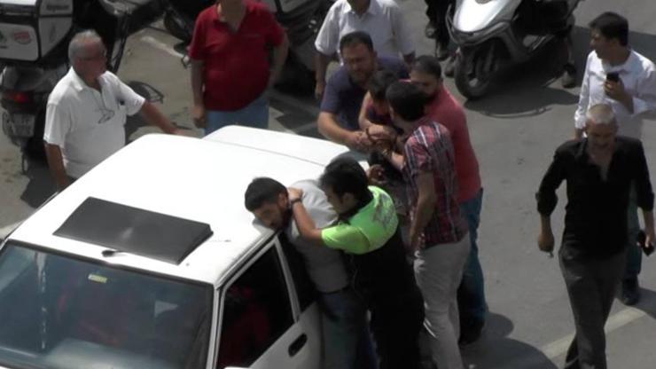 Polisin dur ihtarına uymayan otomobildeki 3 kişiye biber gazlı müdahale