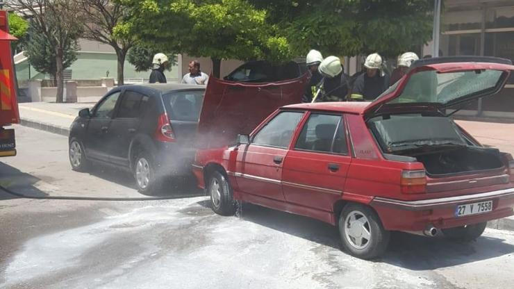 Park halindeki araç alev aldı