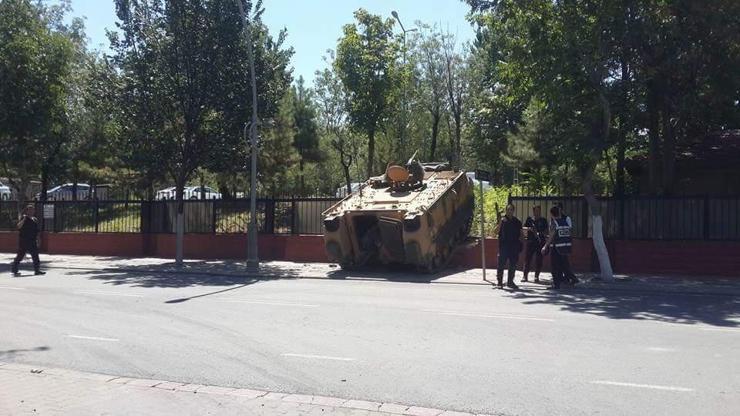 Malatyada darbe girişiminin ikinci dalgasına iş makineleri ve otobüslerle engelleme