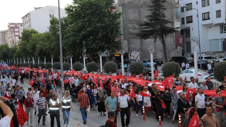 Niğdede, halk demokrasi nöbeti için meydana akın etti