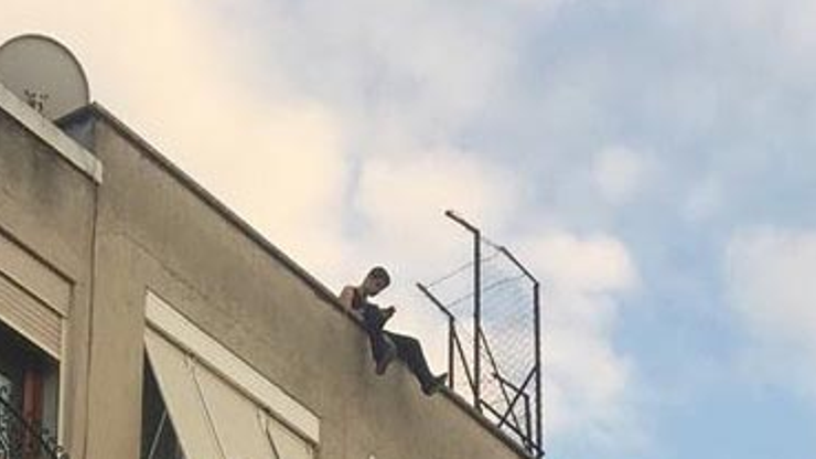 Çatıda böyle müzik dinleyince itfaiye alarma geçti