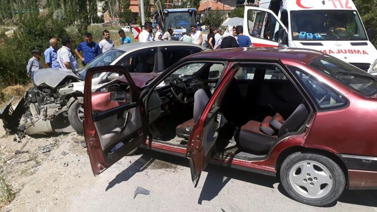 Burdurda 2 otomobil kafa kafaya çarpıştı: 8 yaralı