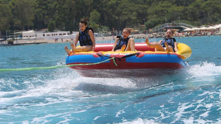 Yaz aylarında turistlerin vazgeçilmez eğlencesi su sporları