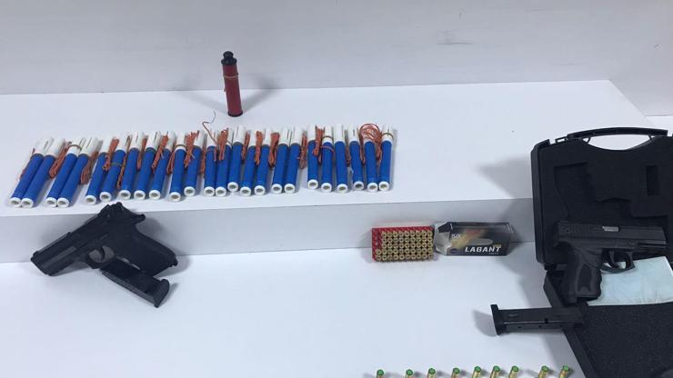 Avcılarda bir evden 25 dinamit çıktı
