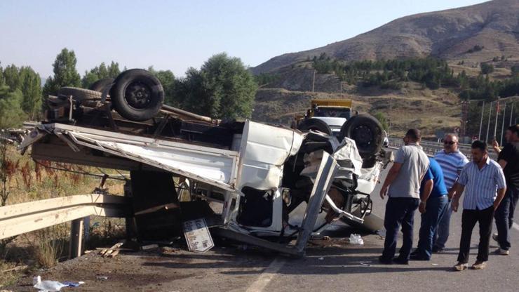 Özel İdare işçilerini taşıyan kamyonet takla attı: 7 yaralı