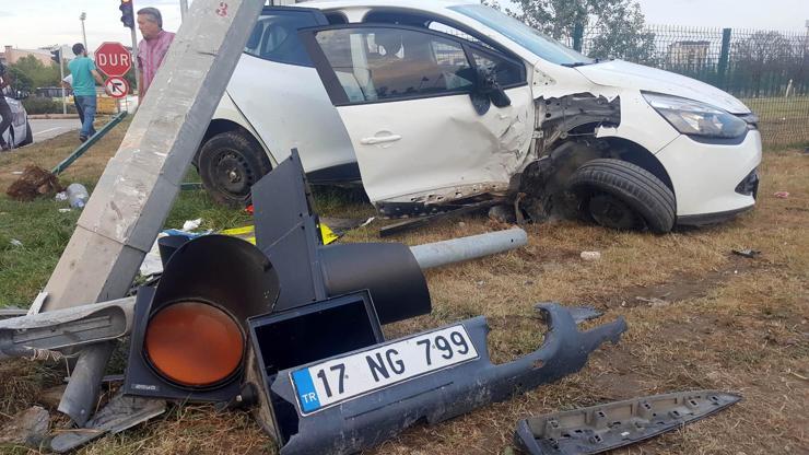 Kamyonet, kavşakta otomobile çarptı: 2 yaralı