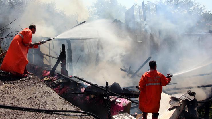 Yardımlarla yapılan ev yangında kül oldu