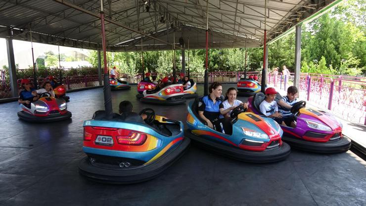 Çocuklar lunaparkta polislerle birlikte eğlendiler