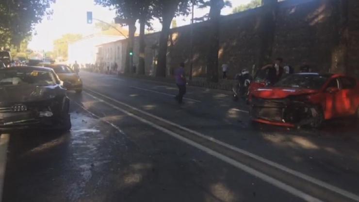 Dolmabahçede iki araç kafa kafaya çarpıştı: 2 yaralı-1