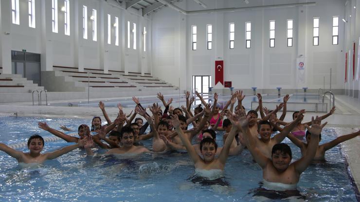 Denizli Büyükşehirin Çivrildeki yüzme havuzuna yoğun başvuru