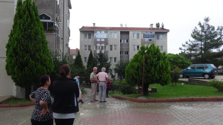 Apartmanın çatısına düşen yıldırım yangın çıkardı