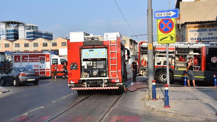 İzmirde, motosiklet tamirhanesi yandı