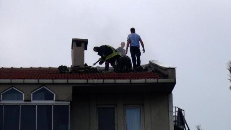 Apartmanın çatısına düşen yıldırım yangın çıkardı