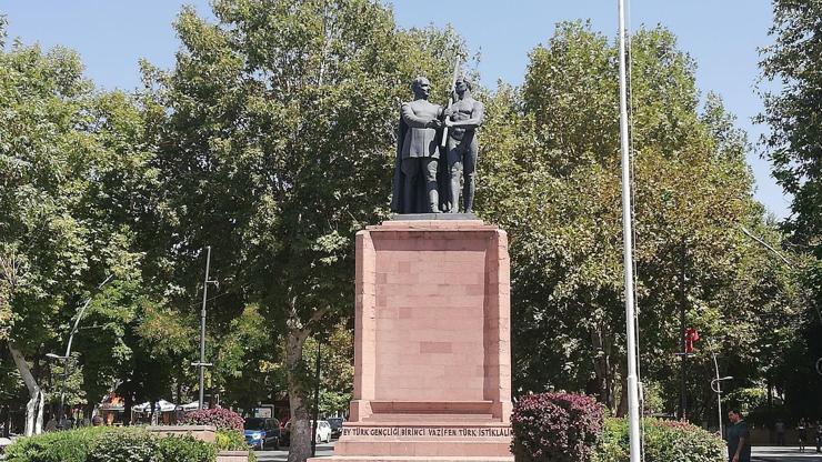 Çıplak heykele ‘şort’ talebi