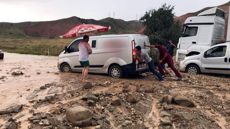 Erzurumda sağanak sele dönüştü