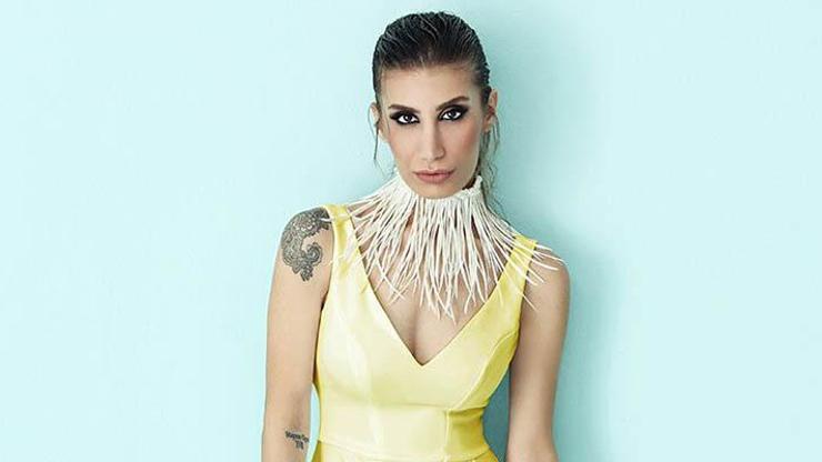 İrem Derici öğrenci kimliğini tişörtüne bastırdı