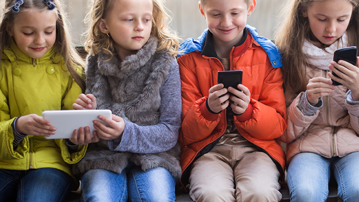 Okullarda akıllı telefon kullanımı yasaklandı