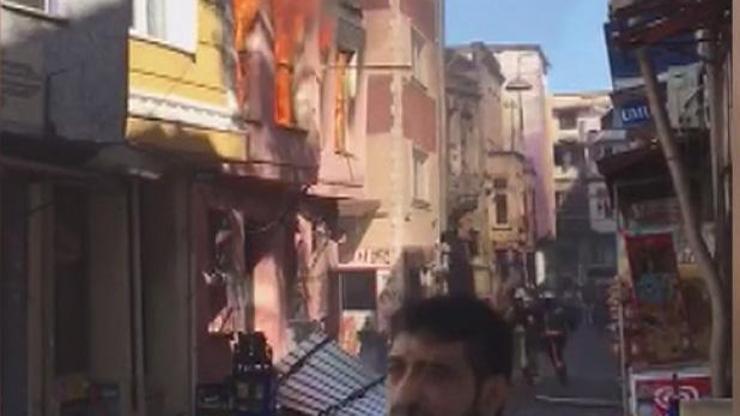 Kumkapıda 3 katlı bina alev alev yandı (1)