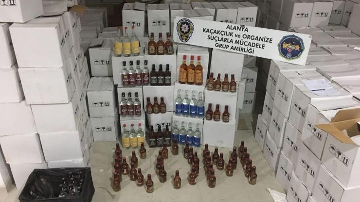 Binlerce şişe kaçak içki yakalandı