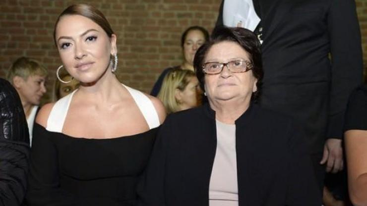 Hadise annesini Belçika’ya götürecek