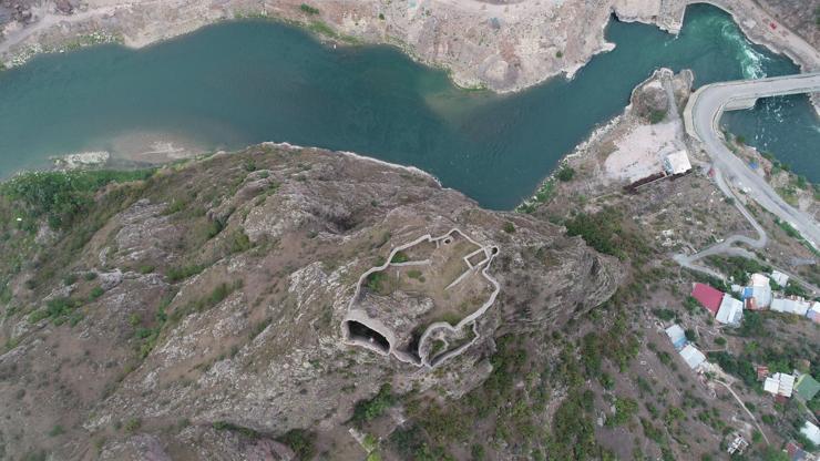 Artvinde askeri bölge sınırından çıkarılan tarihi kale turizme açılıyor