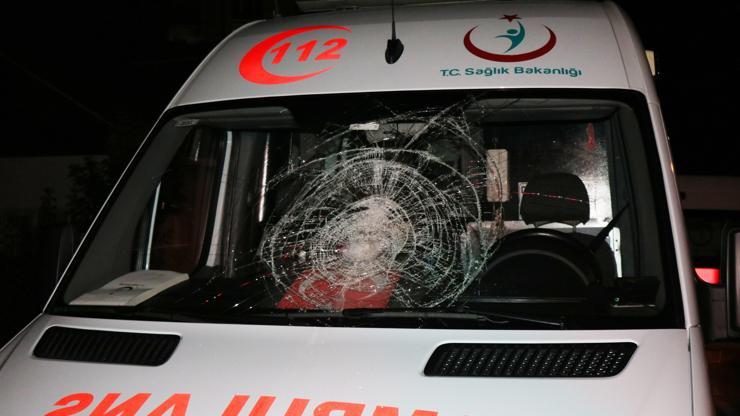 Taşlarla ambulansın camlarını kırdılar