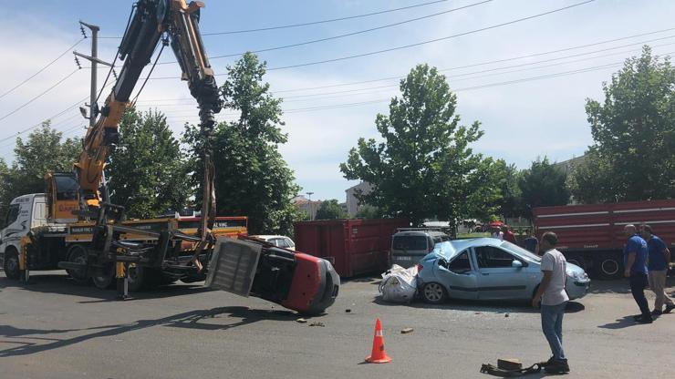 Forklift otomobilin üzerine devrildi