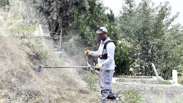 Mamak’ta mezarlıklar bayrama hazırlanıyor