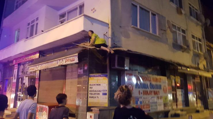Balkondan düşen kadını tente kurtardı