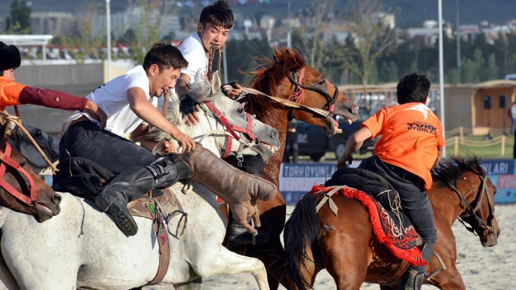 Türk Oyunları Festivalinde gökbörü heyecanı