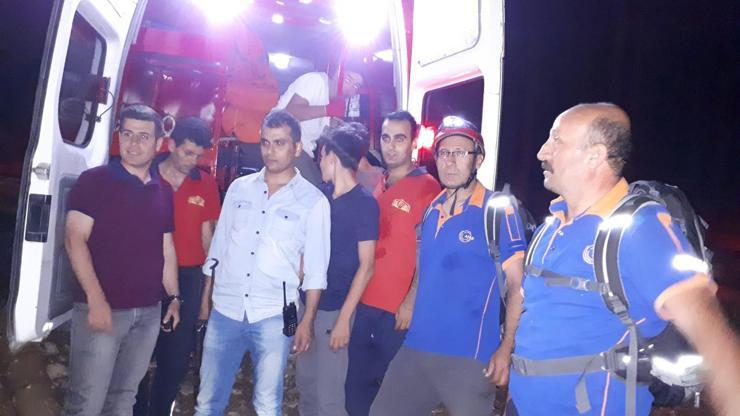 Kayalıklarda mahsur kalan gençler kurtarıldı