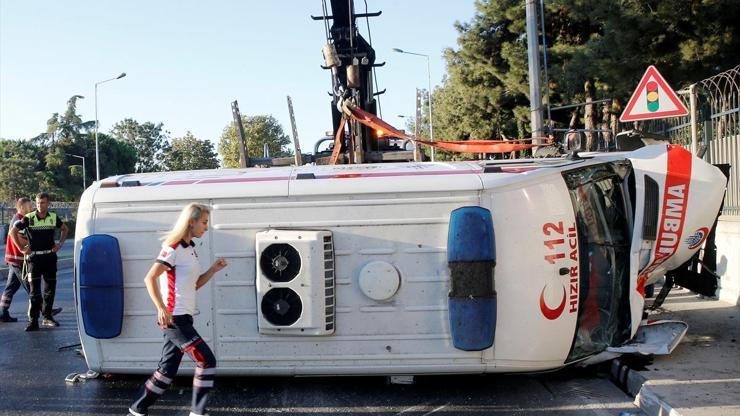 Bakırköyde ambulans devrildi