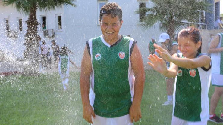 Çocuklar eğlenerek tenis öğreniyor