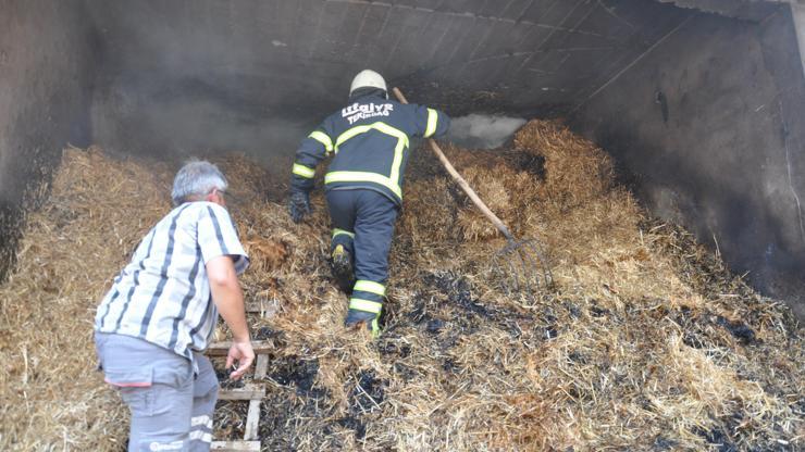 Çöpleri yakarken, 300 saman balyasını kül etti