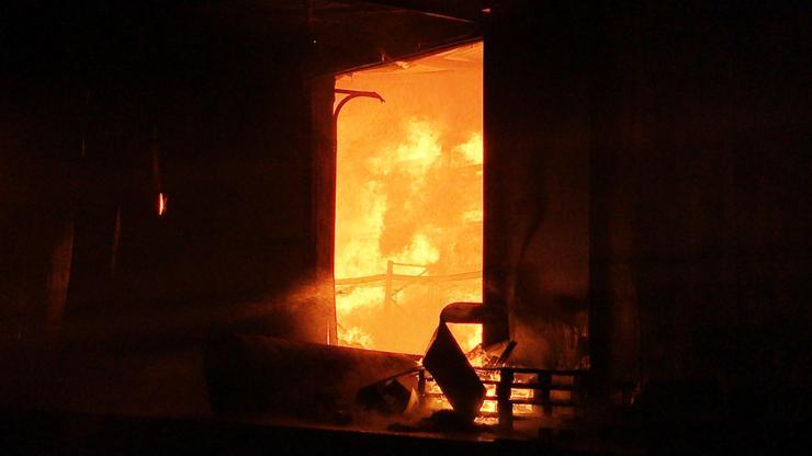 Sakaryada fabrika alev alev yandı