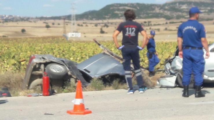 Otomobiller çarpıştı: 2 ölü, 2 yaralı