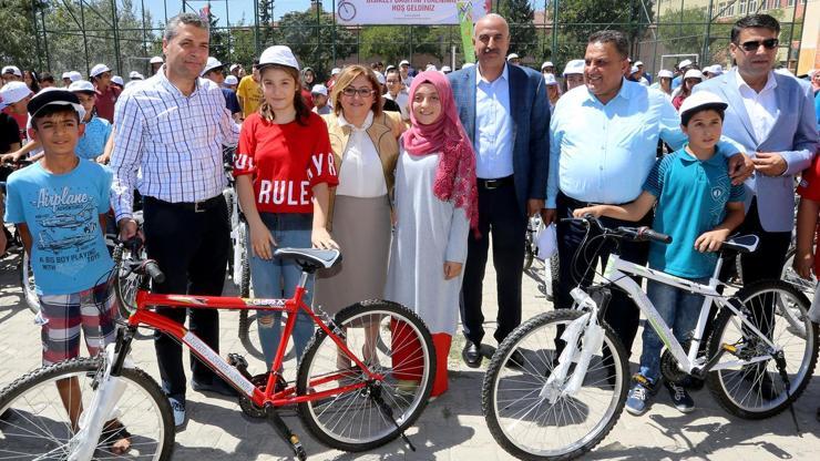 Başkan Şahinden okun birincilerine bisiklet