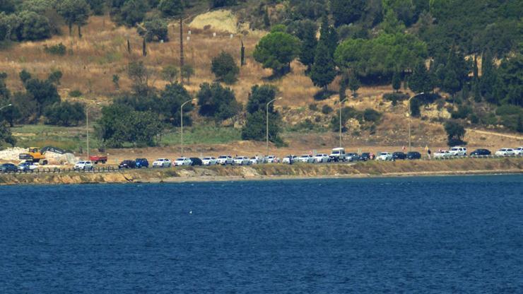 Çanakkale’de tatilcilerin feribot kuyruğu