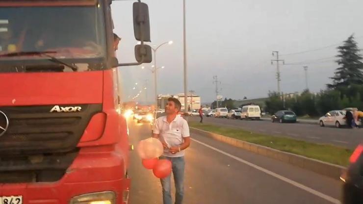 Otomobilden yola uçan balonlar, trafiği durdurdu