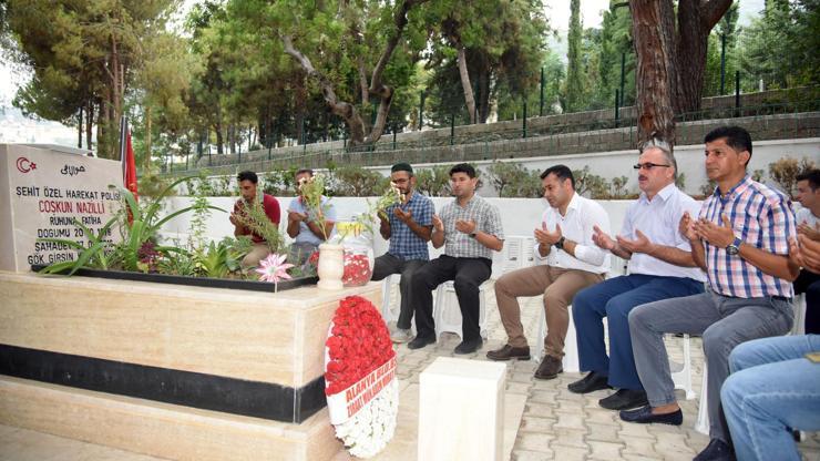 Başkan Yücel dua okuyup, çiçek dağıttı