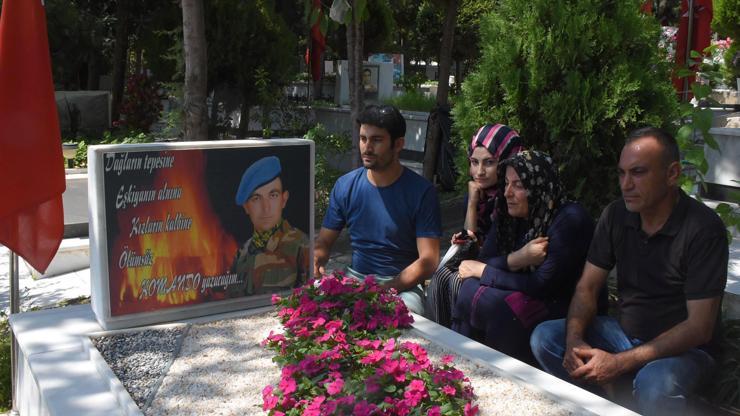 İzmirliler, arife günü şehitlerine koştu