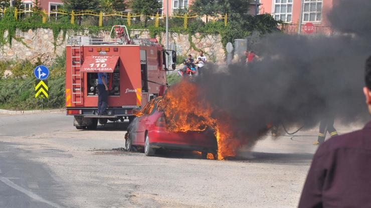 Otomobillerinin yanışını gözyaşları içinde izlediler