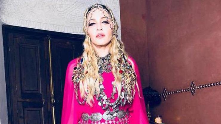 Madonnadan Demet Akalın tarzı