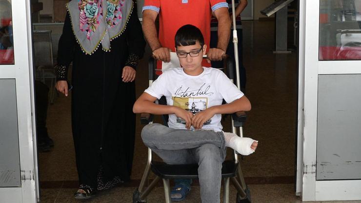 Babasına yardım ederken ayağına satır düşen çocuk yaralandı