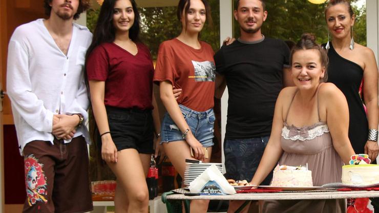 Mankenlerden sürpriz doğum günü