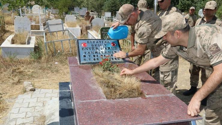 Vanda askerler, şehit mezarlarını ziyaret etti