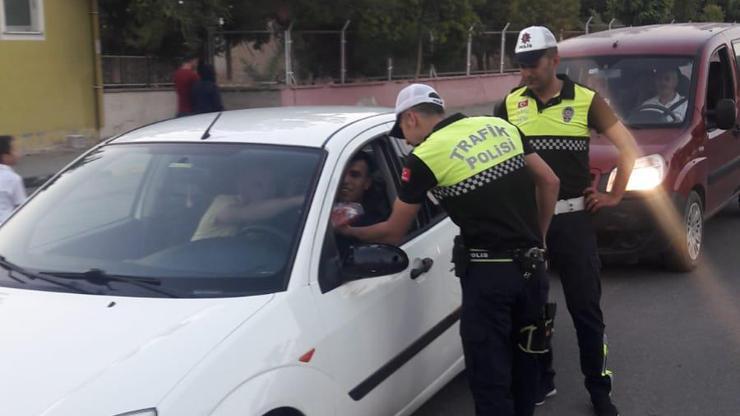 Polis’ten sürücülere şeker ikramı