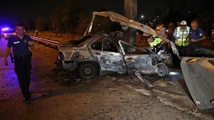 Yol kenarındaki direğe çarpan otomobilin sürücüsü öldü