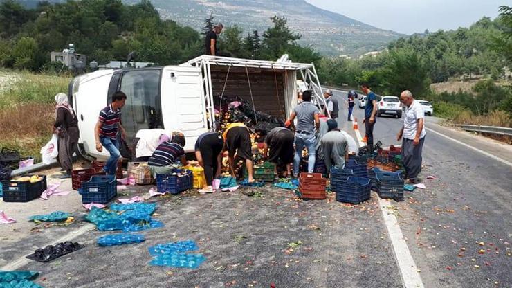 Mersinde şeftali yüklü kamyonet devrildi