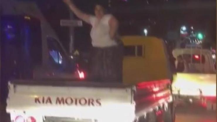 Kamyonet kasasında göbek atarken ölümden döndü